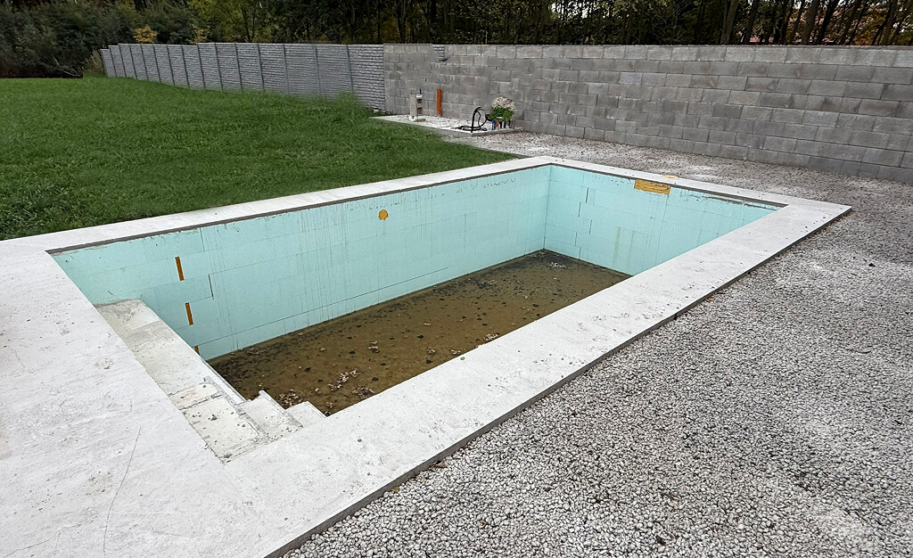 Kölesverem családi ház medence